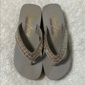 Skechers Sparkle Gray and Gold Sandals - Nee - Size 6
